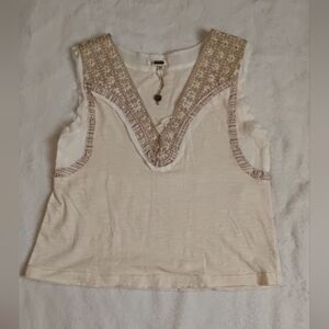Gimmicks by BKE Cream Embroidered Tank Top